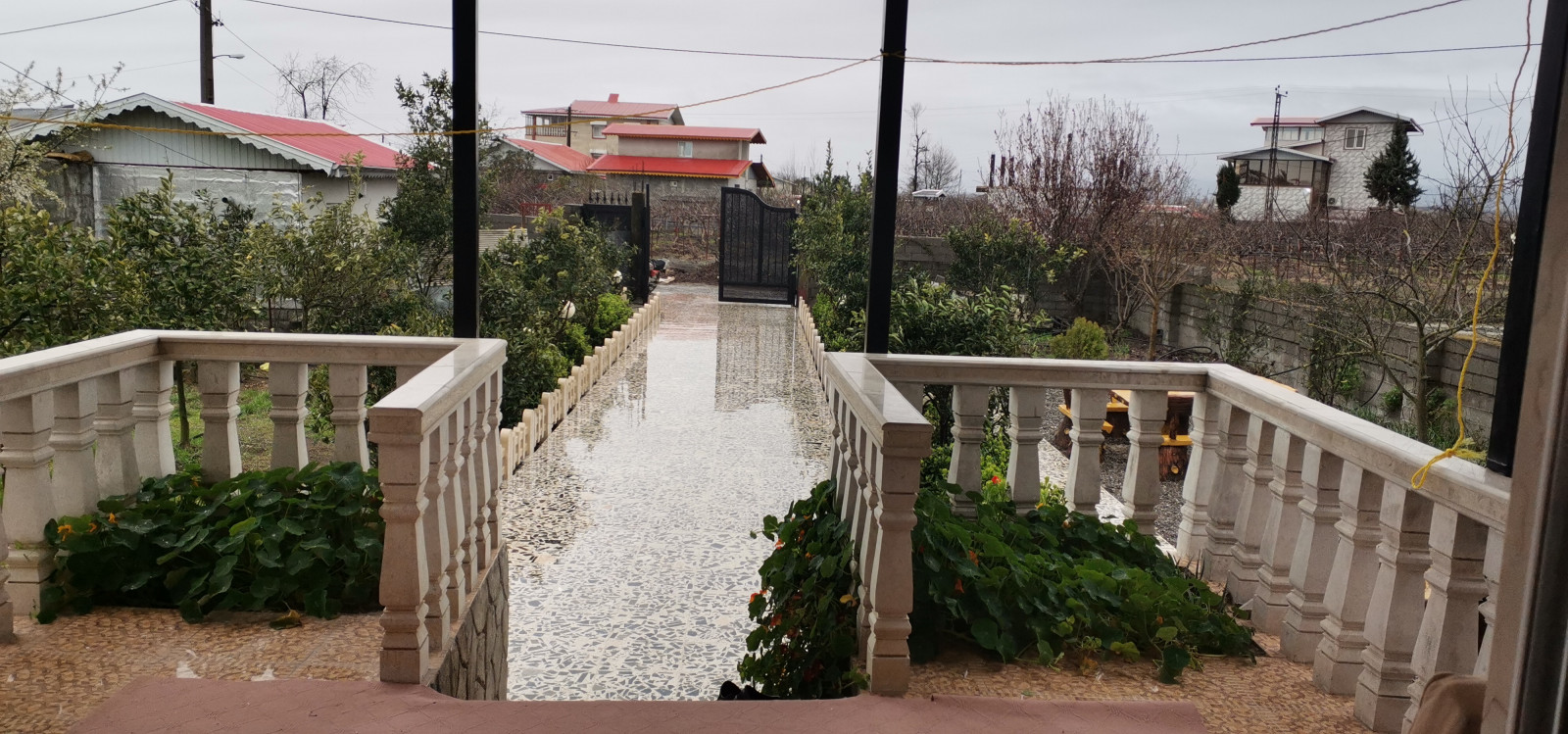 نمای تراس و حیاط