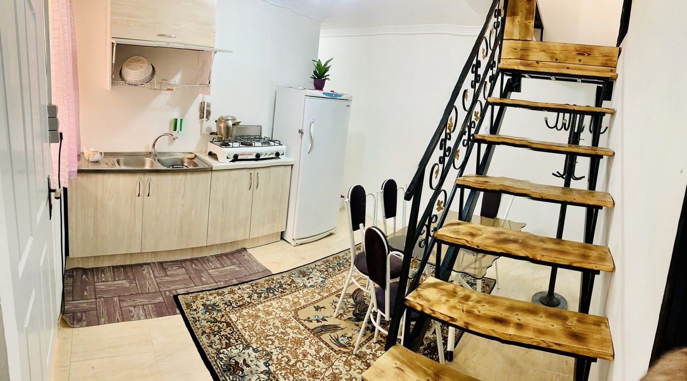 ورودی ساختمان و آشپزخانه همکف