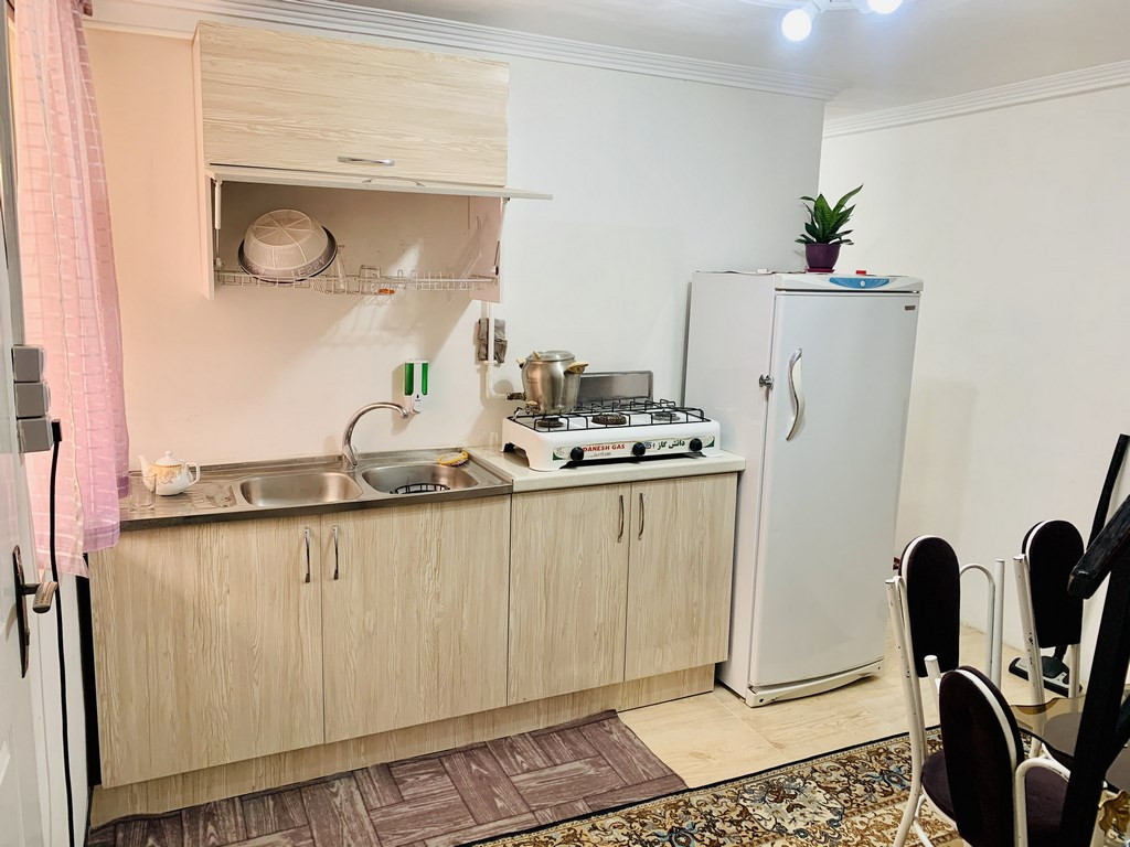 آشپزخانه و ورودی واحد همکف