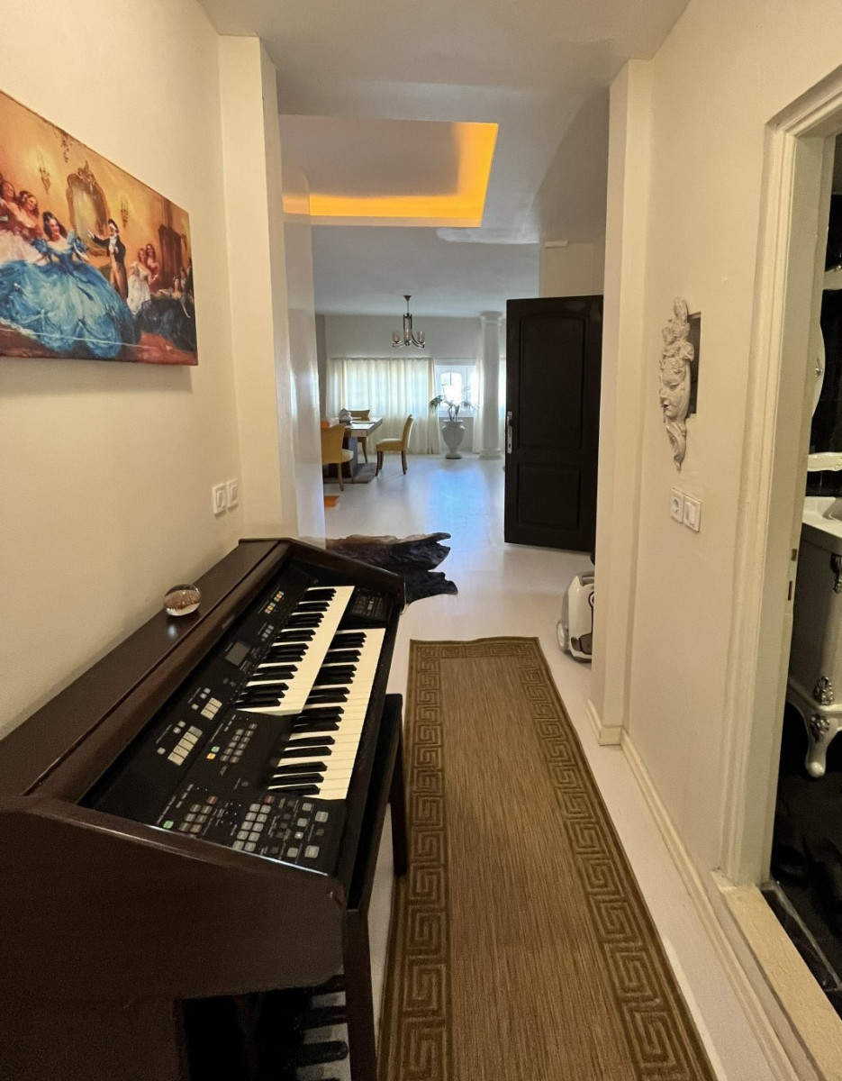 راهرو منتهی به اتاق پذیرایی