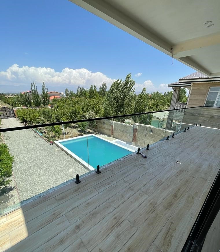 تراس و ویو حیاط تراس و ویو حیاط