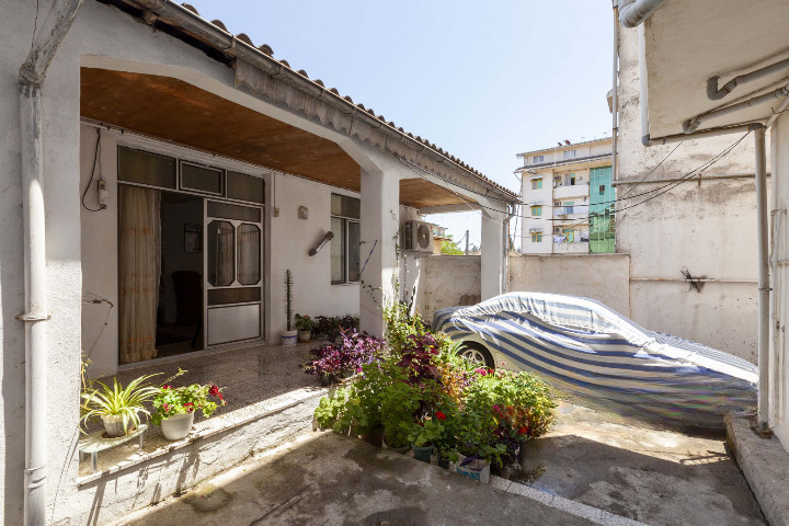 ورودی اقامتگاه و پارکینگ