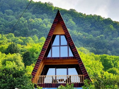 کلبه چوبی سوئیسی استخر سرپوشیده با ویو کم نظیر