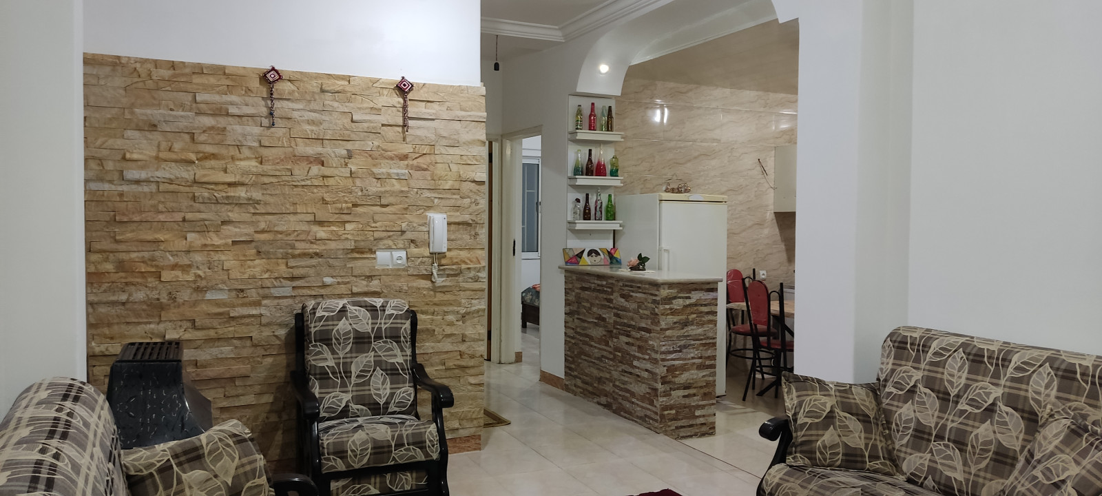 اتاق پذیرایی و آشپزخانه