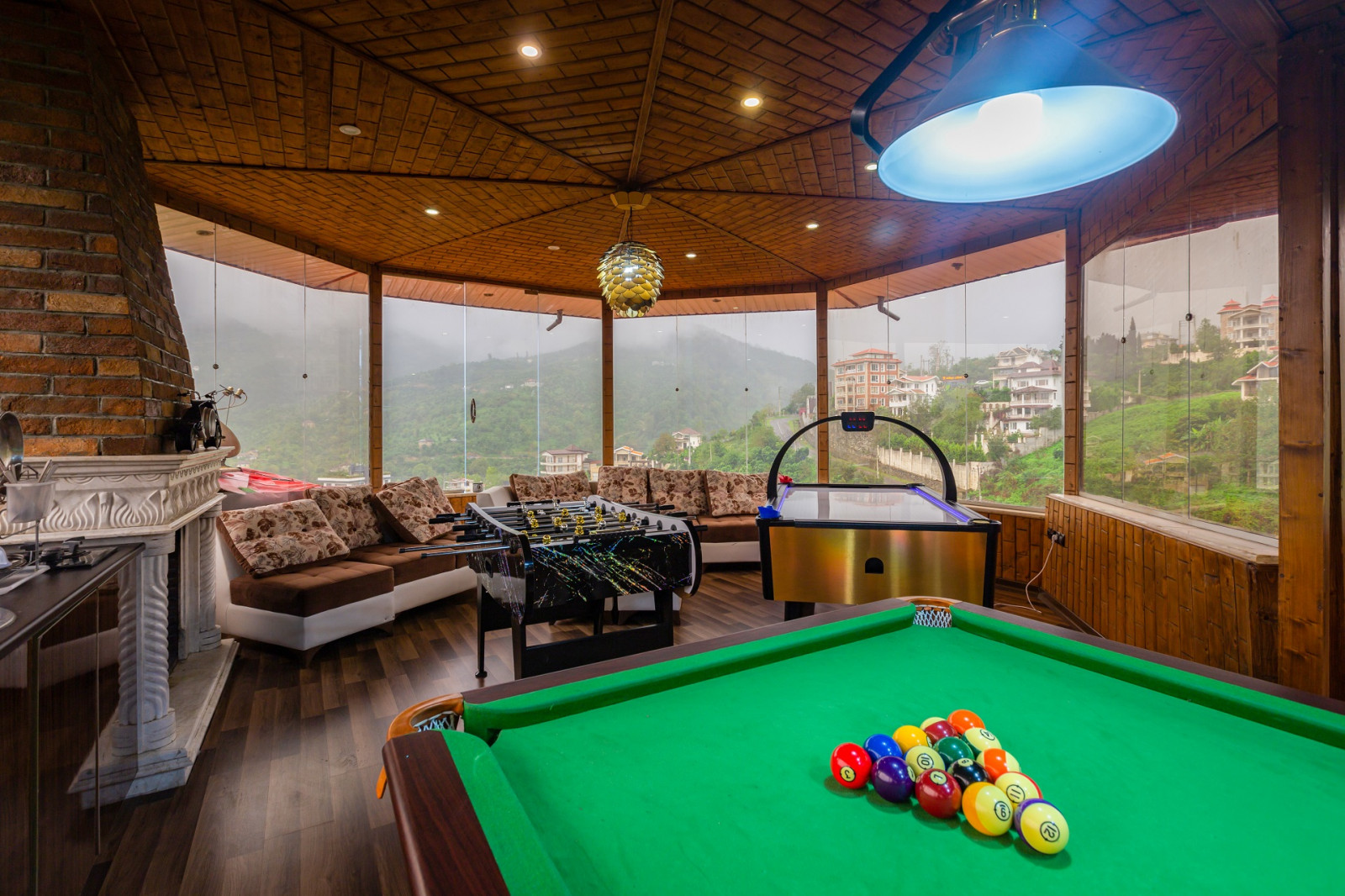 شاه نشین با ویو 360 درجه با امکانات بیلیارد، ایرهاکی و فوتبال دستی شاه نشین با ویو 360 درجه با امکانات بیلیارد، ایرهاکی و فوتبال دستی