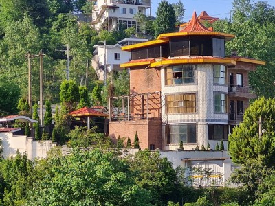 عمارت تریپلکس میجران با چشم‌انداز کوهستان و جنگل