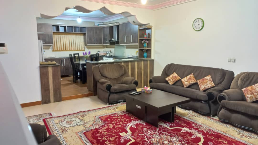 اتاق پذیرایی و آشپزخانه