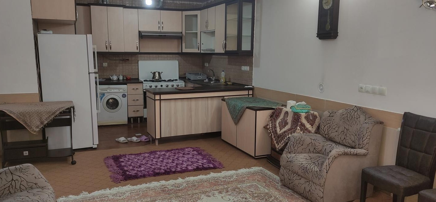 اتاق پذیرایی و آشپزخانه