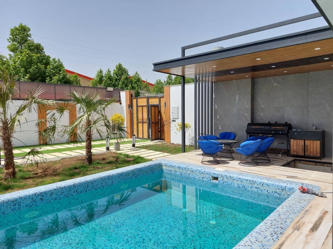 استخر همراه با آلاچیق و باربیکیو