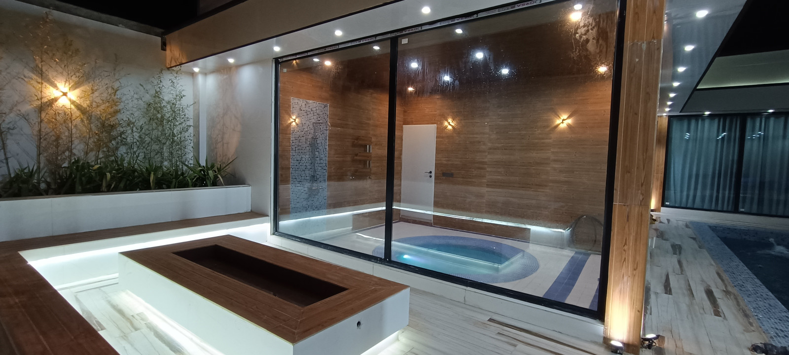 فضای جکوزی و نمای شیشه ای رو به آتیشگاه