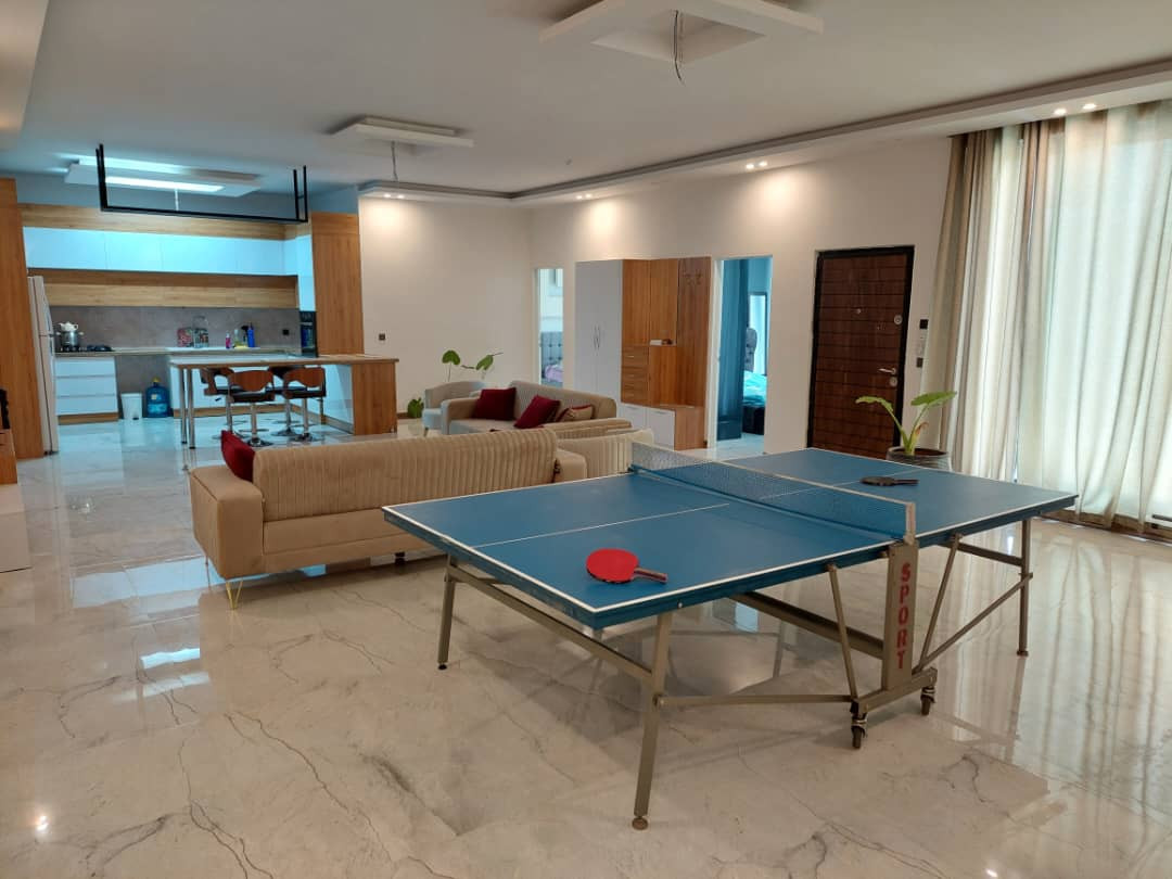 فضای کلی سالن پذیرایی همراه با میز پینگ پنگ