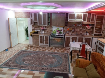 اتاق پذیرایی و آشپزخانه
