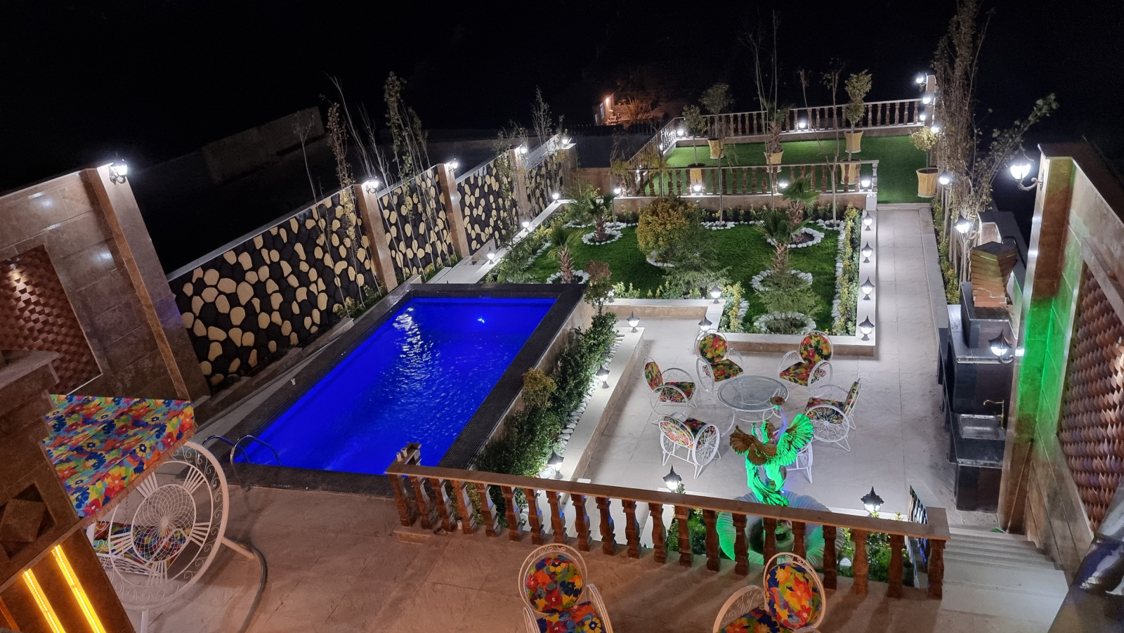 حیاط و استخر روباز