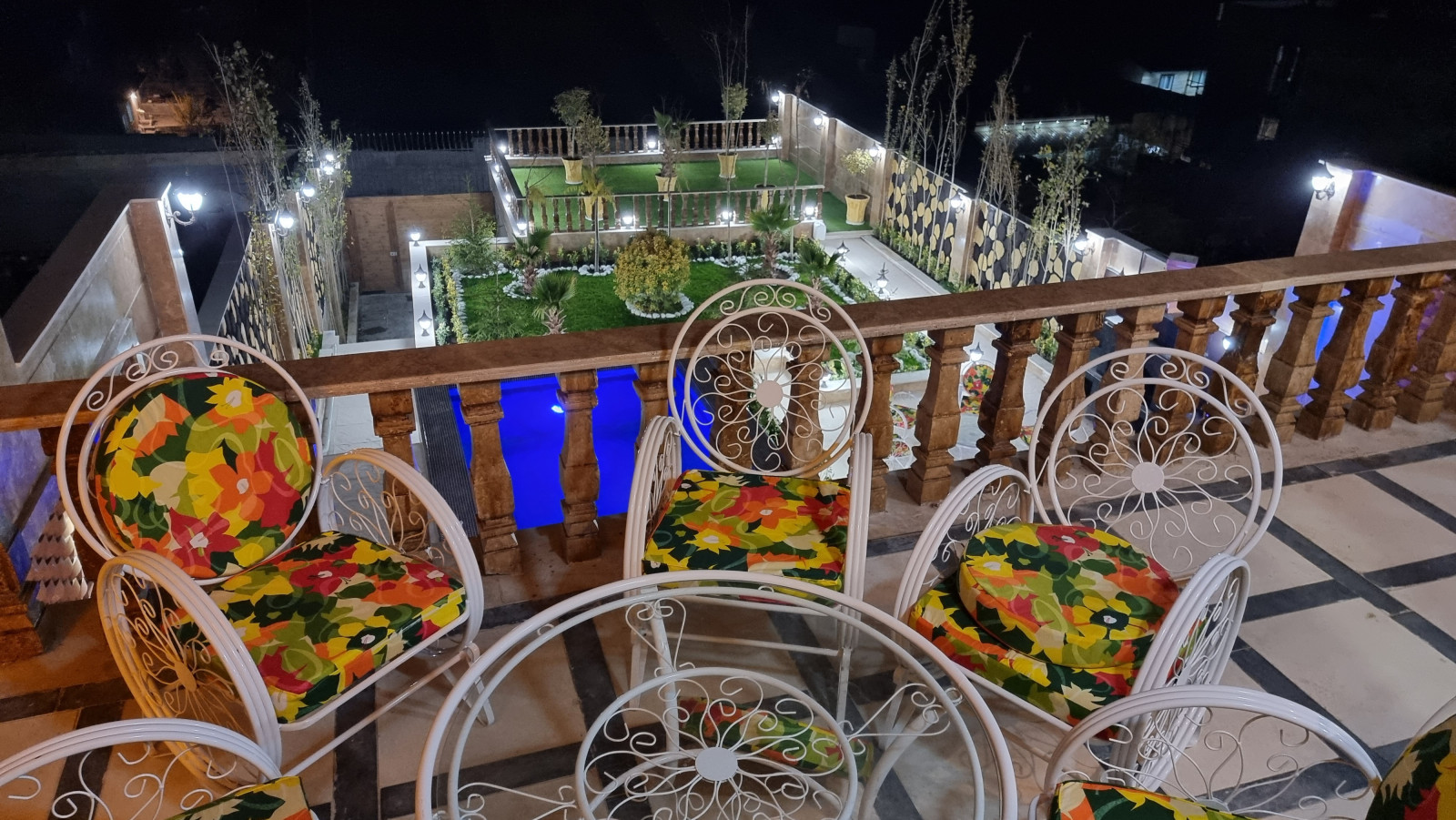 نمای حیاط از تراس بالا