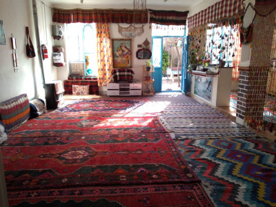 بومگردی چهارطاقی در محیطی دلنشین و آرام