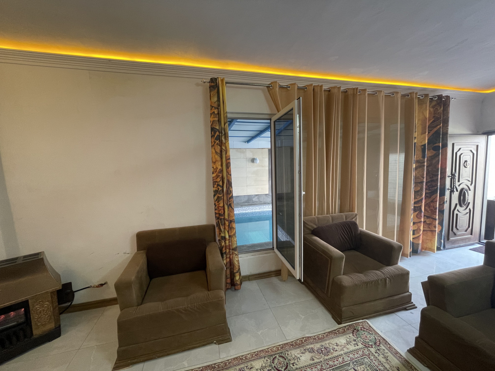 ورودی استخر از داخل ساختمان ورودی استخر از داخل ساختمان