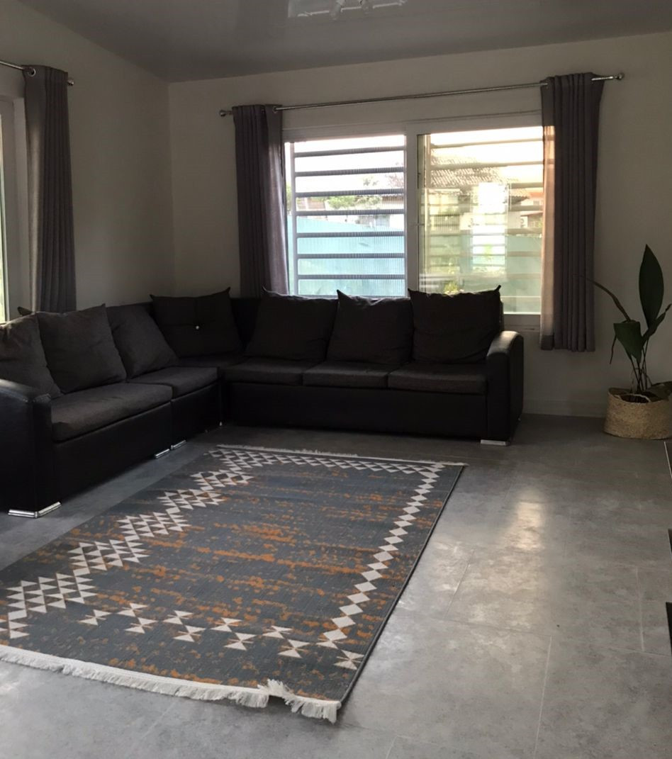 اتاق پذیرایی همه طرف پنجره قرارگرفته