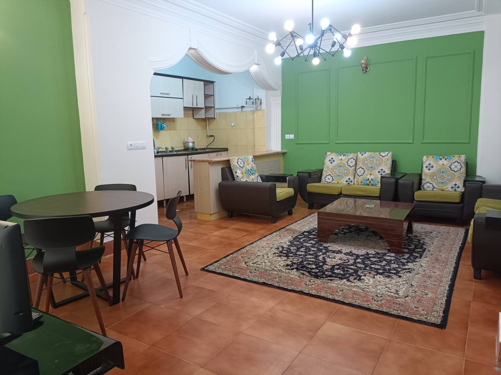 اتاق پذیرایی و آشپزخانه