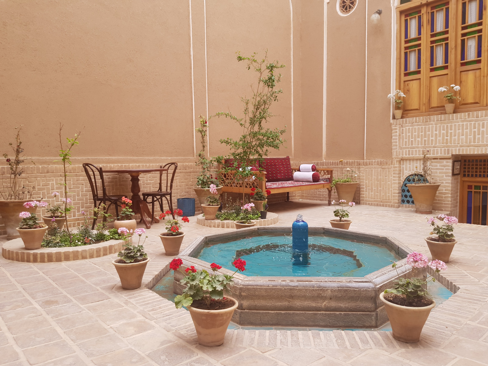 حیاط بومگردی
