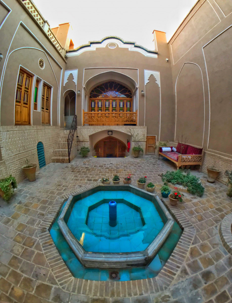 حیاط بومگردی