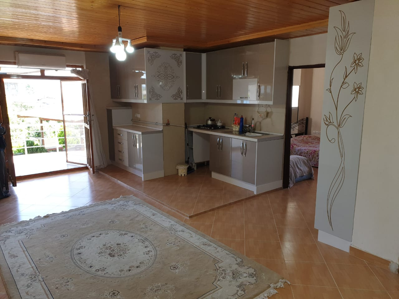 اتاق پذیرایی و آشپزخانه