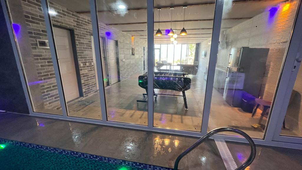 استخر و اتاق پذیرایی