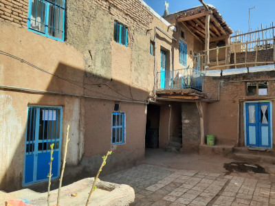 اقامتگاه بومگردی حاج عطا (اتاق زنبق)