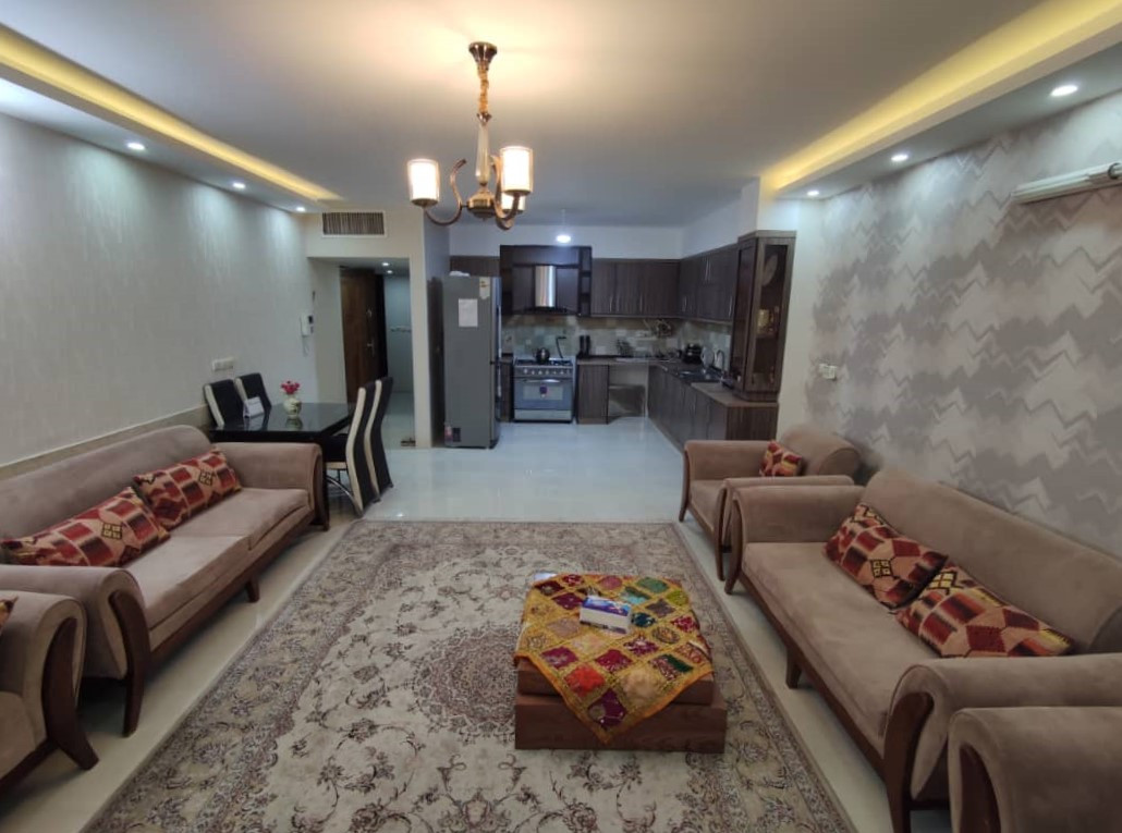 اتاق پذیرایی و آشپزخانه
