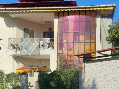 واحد مبله حیاط دار با دسترسی آسان به سایر اماکن