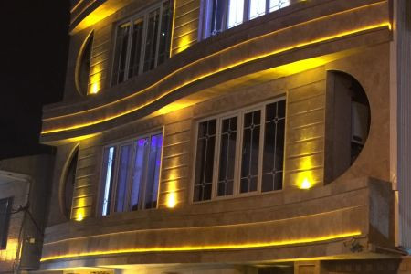 نمای زیبای هتل در شب نمای زیبای هتل در شب