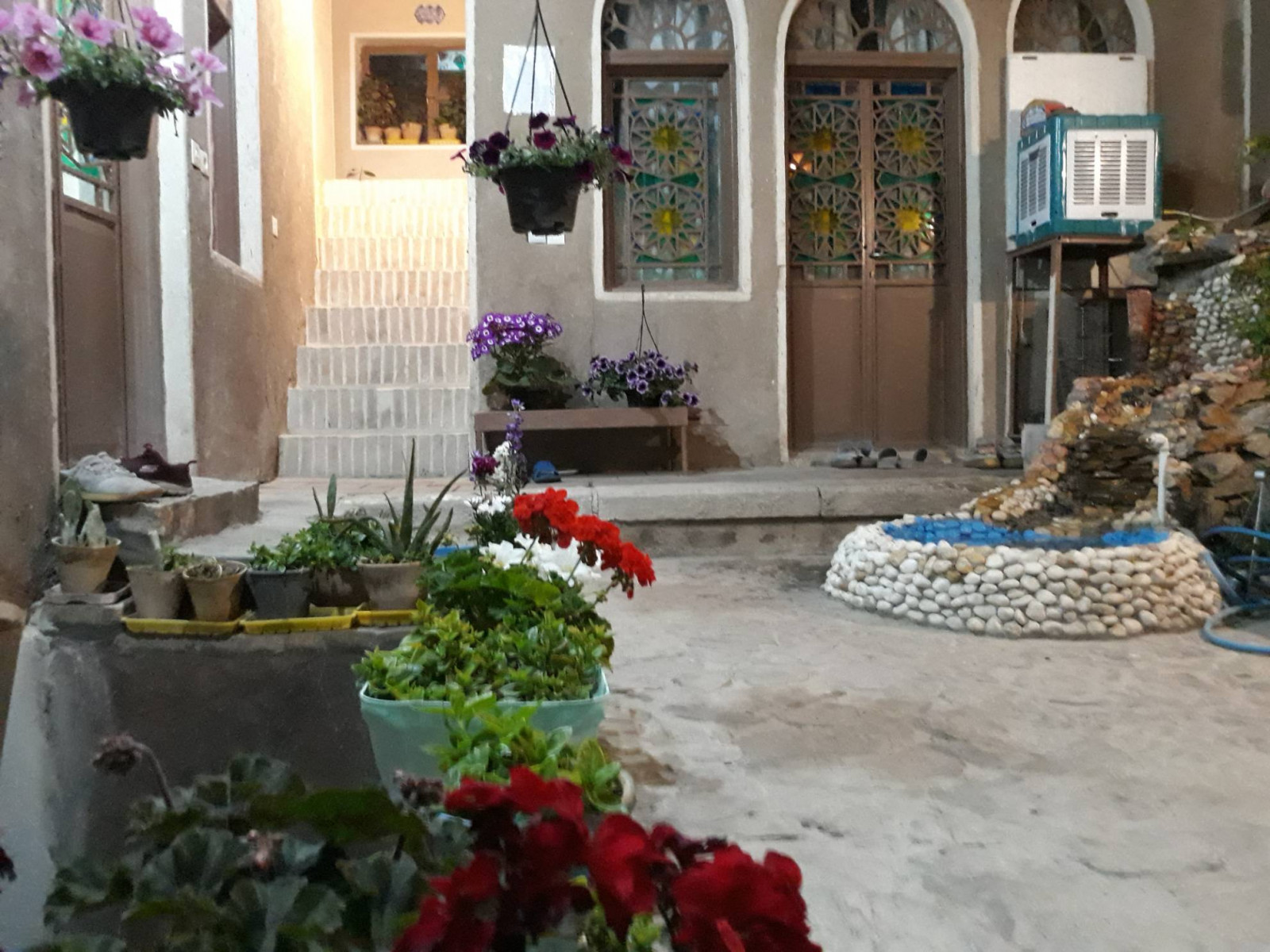 نمای حیاط اقامتگاه