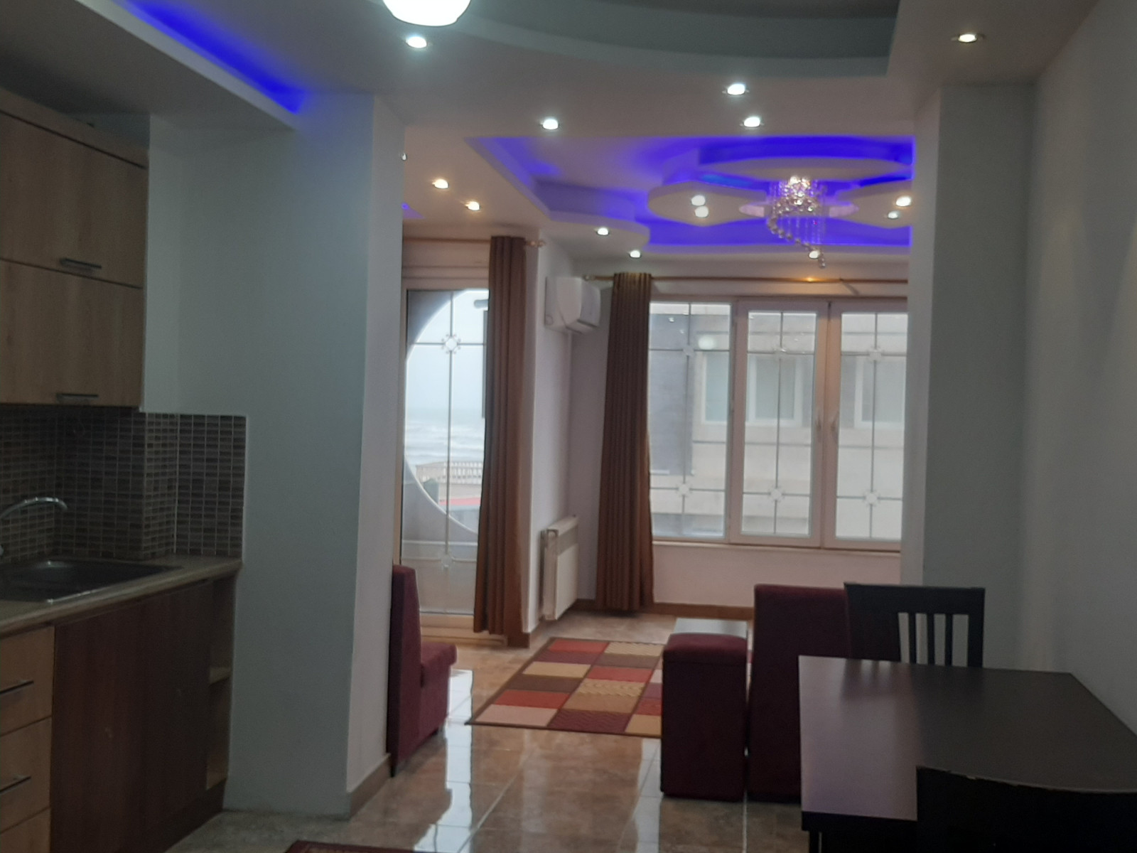 اتاق پذیرایی و آشپزخانه