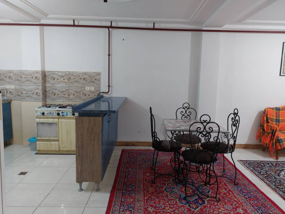 اتاق پذیرایی و آشپزخانه