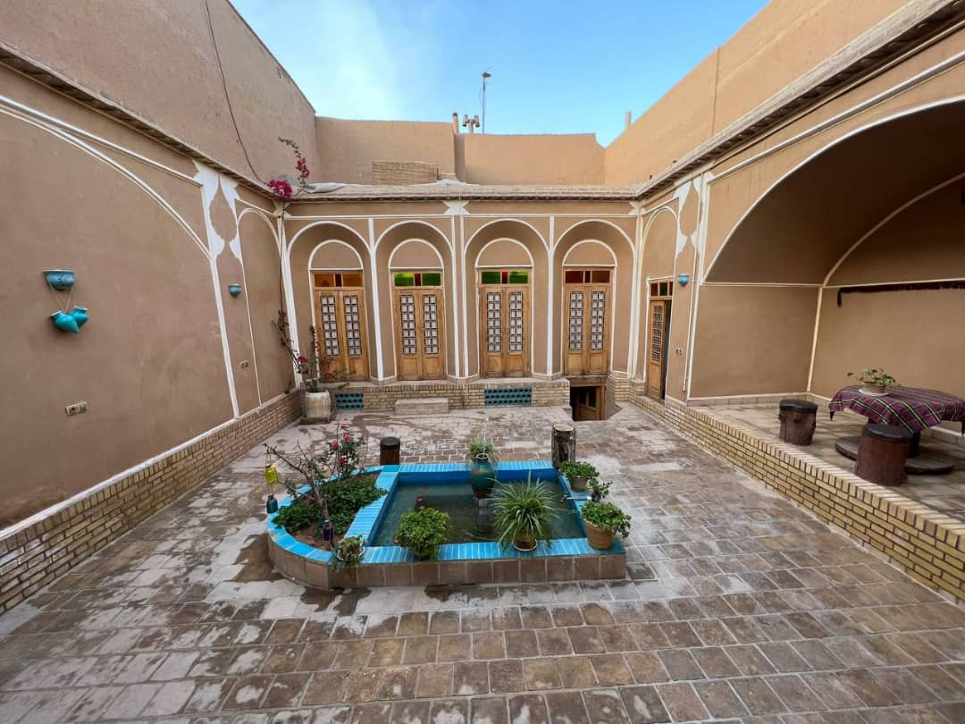 حیاط و نمای بوم‌گردی