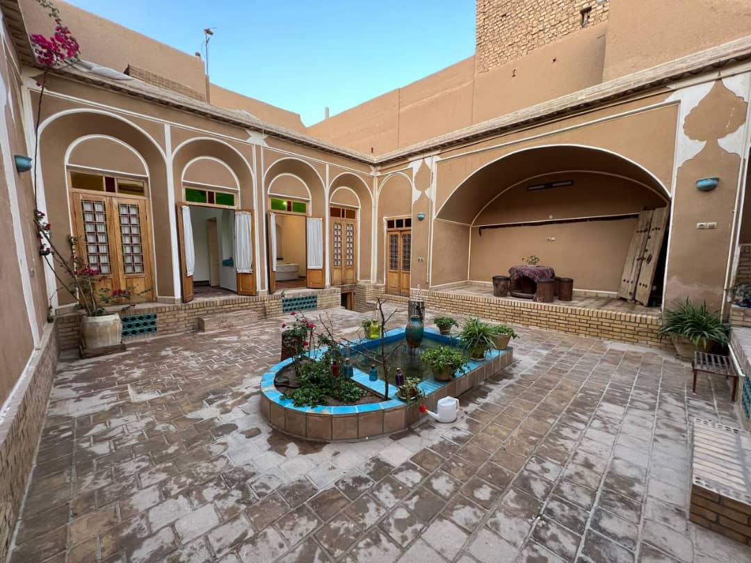 حیاط و نمای بوم‌گردی