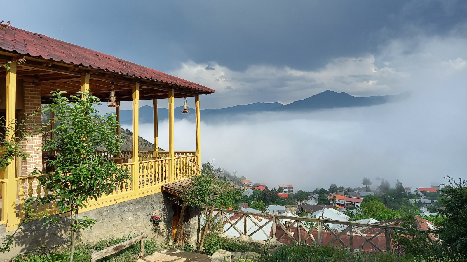 حیاط اقامتگاه حیاط اقامتگاه