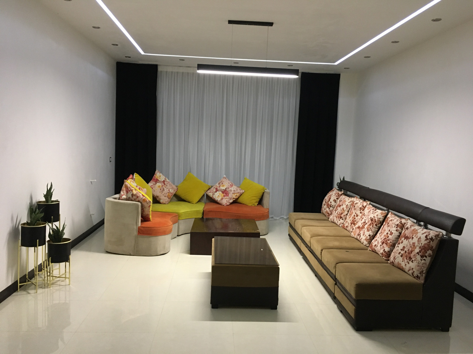 اتاق پذیرایی طبقه اول