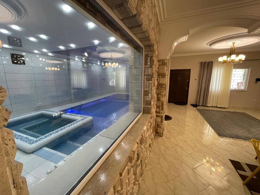 اتاق پذیرایی و استخر