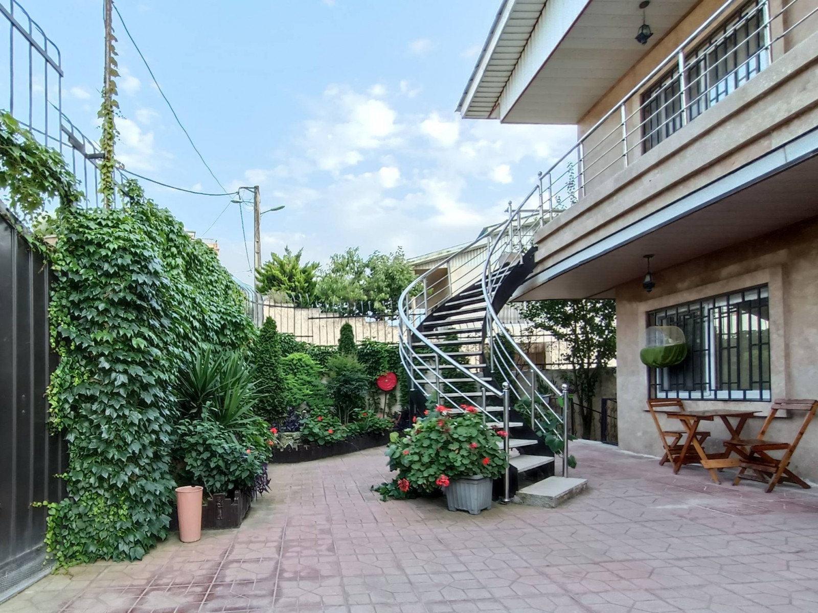 پلکان ورودی واحد دو خوابه