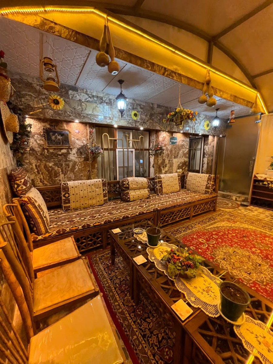 پذیرایی اقامتگاه بوم گردی با تخت های تک نفری سنتی دونفره پذیرایی اقامتگاه بوم گردی با تخت های تک نفری سنتی دونفره