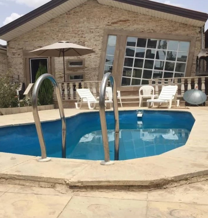 نمای ساختمان و استخر