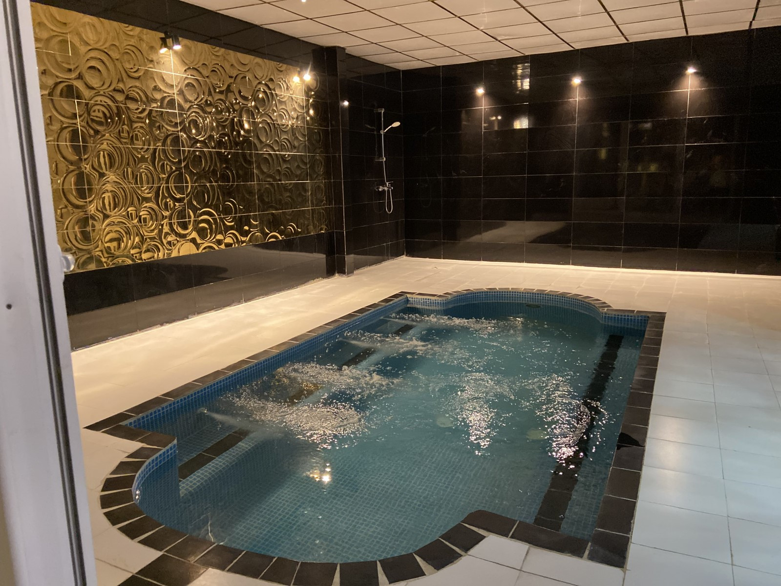 استخرجکوزی سرپوشیده