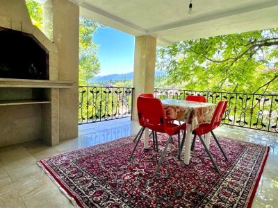 تراسی دلباز با چشم‌انداز کوهستان‌های سرسبز (طبقه1)