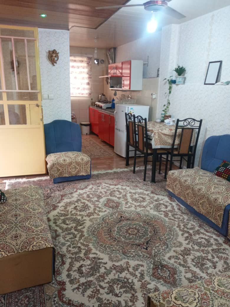 اتاق پذیرایی و آشپزخانه