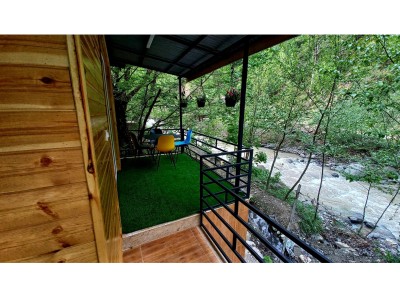 کلبه چوبی جنگلی کنار رودخونه