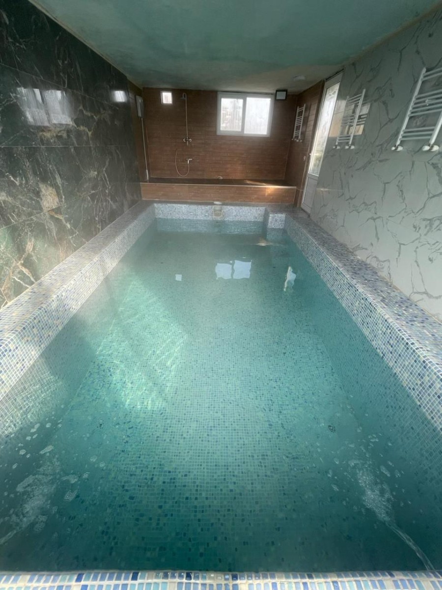 استخر سرپوشیده استخر سرپوشیده