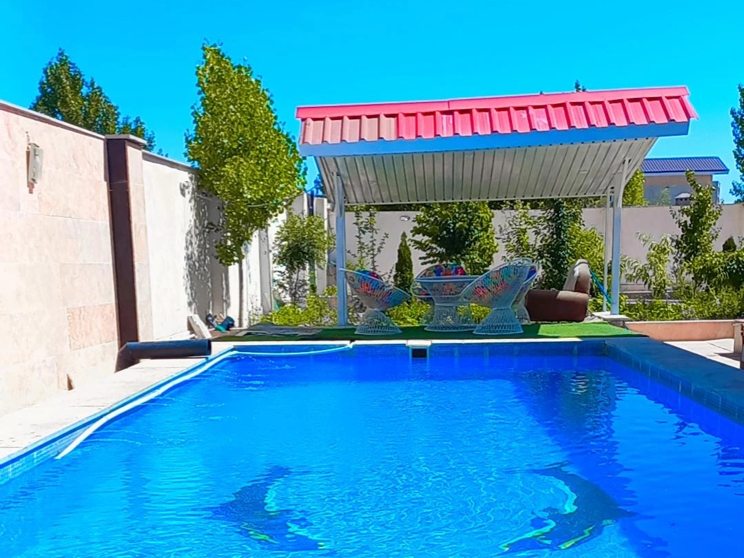 کاملا سایه وجای دنج کنار استخر ومنظره سبز و خنک