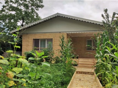 ویلا در مجاورت رودخانه با چشم‌انداز کوهستان