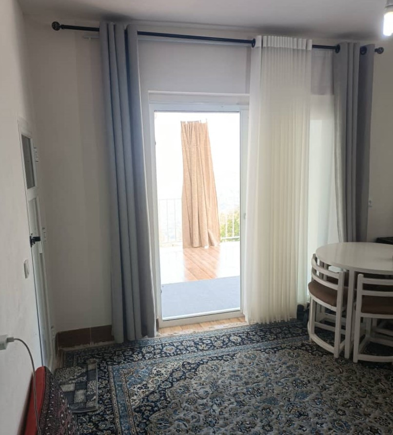 اتاق پذیرایی و ورودی تراس