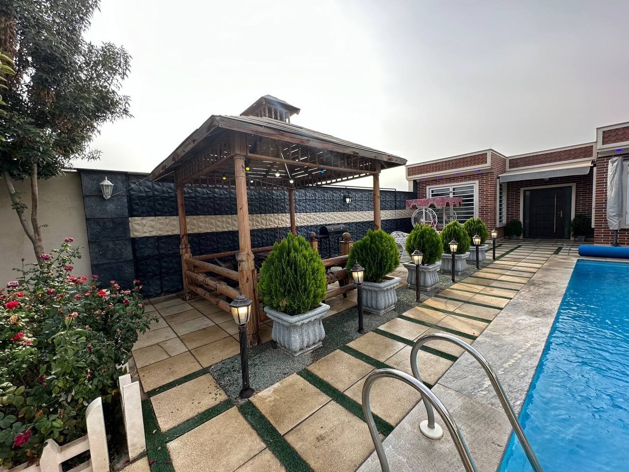 حیاط ویلا نمای آلاچیق حیاط ویلا نمای آلاچیق